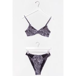 Womens Bikini Haut Triangle & Culotte Haute À Imprimé Zèbre Il Suffi-Zèbre D'Y Penser - Nasty Gal - Modalova