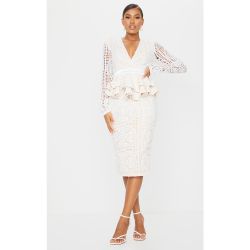 Robe mi-longue en dentelle blanche à décolleté et ourlet peplum volanté - PrettyLittleThing - Modalova