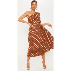 Robe mi-longue marron chocolat manche unique plissée à pois et volants - PrettyLittleThing - Modalova