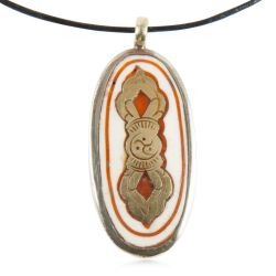 Pendentif ethnique tibétain représentant le dorje et le mantra "Om Mani Padme Hum" - EXOTIC EXPRESS - modalova