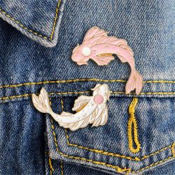 Mignon noir blanc Koi broche Denim veste revers émail métal broche Badges cadeau bijoux - Newchic - Modalova