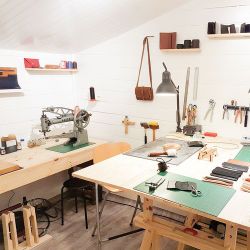 Atelier de maroquinerie avec confection d’un porte-carte en cuir - Coffret Cadeau Multi-thèmes - SMARTBOX - Modalova