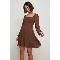 Robe froncée à ornements et manches longues en matière recyclée - Brown - Pamela x NA-KD Reborn - Modalova