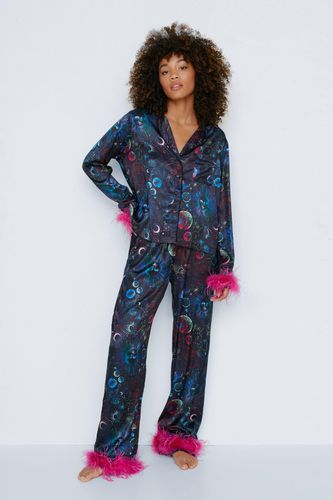 Pyjama Satiné Imprimé Astrologie À Bordures Plumées Avec Chemisier Et Pantalon - - 34 - Nasty Gal - Modalova