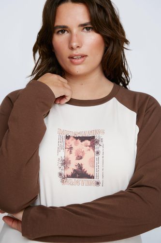 Grande Taille - T-Shirt Raglan Imprimé Marguerites - - 52 - Nasty Gal - Modalova