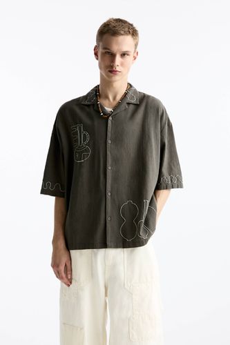 Chemise À Manches Courtes Broderies - Pull&Bear - Modalova