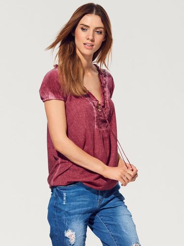 T-shirt en v look tendance avec empiècement smocké à l'encolure - Linea Tesini - Modalova