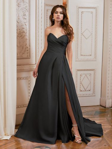 Robes de mariée loyales noires robe de mariée trapèze sans manches en tissu satiné - milanoo.com - Modalova