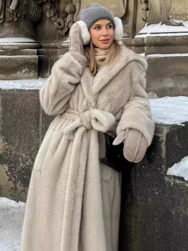 Manteau long en fausse fourrure avec capuche vêtement d'extérieur surdimensionné d'hiver 2026 - milanoo.com - Modalova