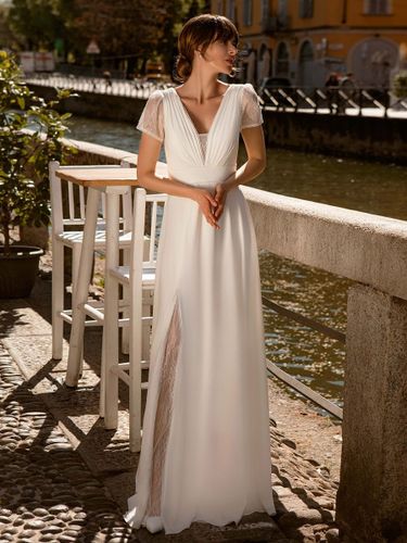 Robe de mariée bohème en dentelle fendue sur le devant coupe trapèze longueur au sol taille naturelle fermeture éclair manches courtes col en V iv - milanoo.com - Modalova
