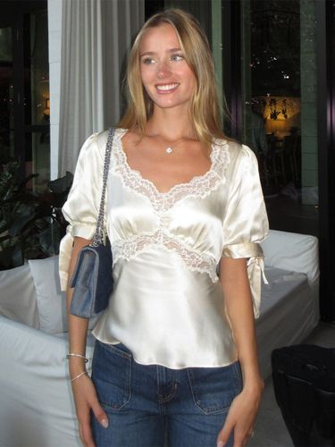 Chemisier en satin à col V bouffant et manches courtes bouffantes orné de dentelle avec ceinture à nouer dans le dos et coupe ajustée. Élégante - milanoo.com - Modalova