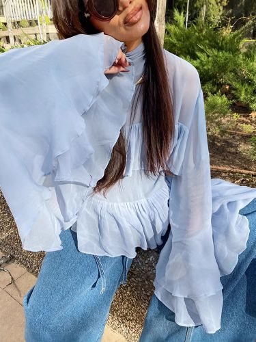 Chemisier clair à volants étagés - Haut élégant à col montant et manches cloche - Style bohème chic tenue de plage 2026 - milanoo.com - Modalova