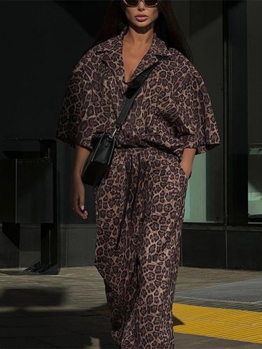 Ensemble deux pièces imprimé léopard marron style resort col oversize rabattu manches courtes pantalon chic - milanoo.com - Modalova