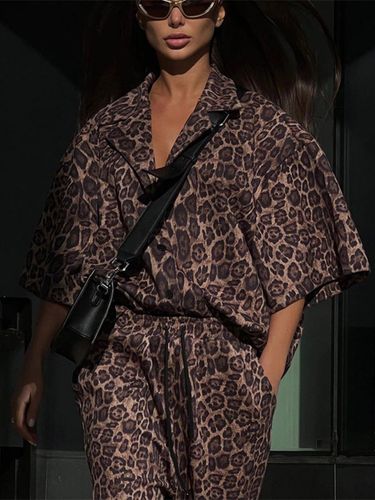 Ensemble deux pièces imprimé léopard marron style resort col oversize rabattu manches courtes pantalon chic - milanoo.com - Modalova
