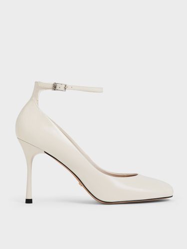 Charles & Keith - Escarpins à talon aiguille en cuir verni à bride de cheville Aretha - Charles & Keith - Modalova