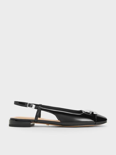 Charles & Keith - Chaussures plates à bride arrière et détail métallique en cuir verni - Charles & Keith - Modalova