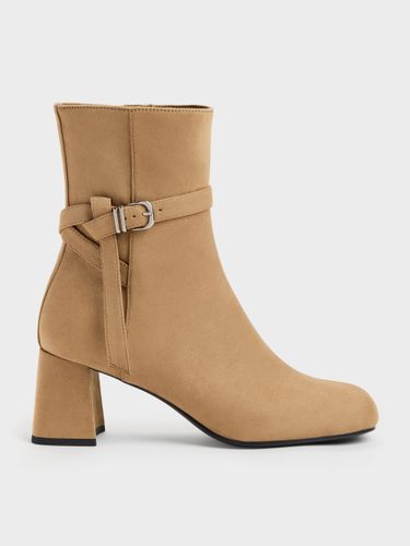 Bottines à talon bloc Eliza en suédine - Charles & Keith - Modalova