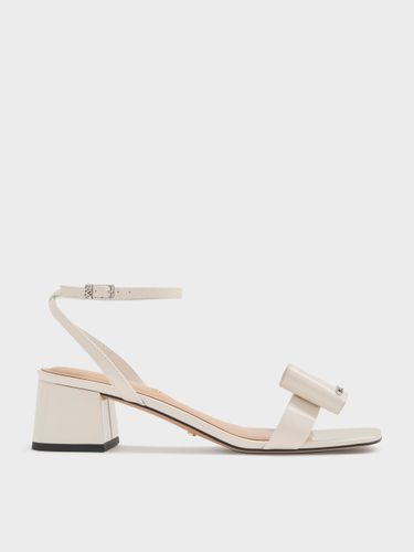 Sandales à talon et nœud en cuir verni Lu - Charles & Keith - Modalova