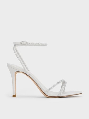 Sandales à talons asymétriques ornées de cristaux en satin - Charles & Keith - Modalova