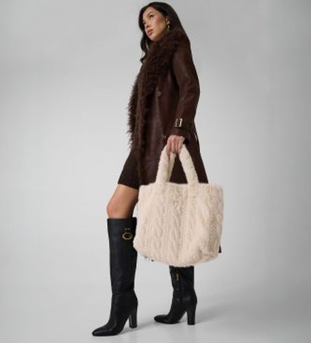 W6BZ14W4361 Sac Ilde en fourrure synthétique tressée crème (OSFA), , Casuel, Polyester - Guess - Modalova