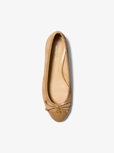 MK Ballerine Piper Flex en daim avec logo surpiqué - Michael Kors - MICHAEL Michael Kors - Modalova