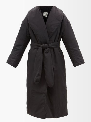 Manteau en tissu imperméable matelassé à ceinture - Totême - Modalova