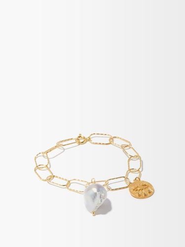 Bracelet en plaqué or à perle baroque et pièce - Hermina Athens - Modalova