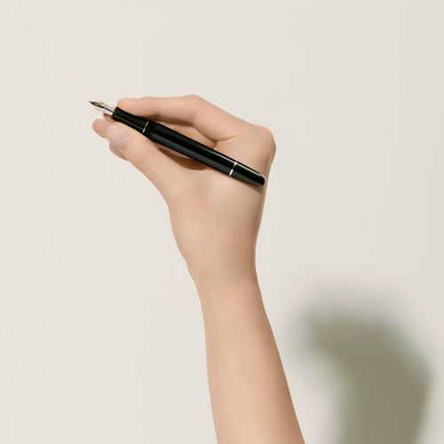 Stylo-Plume Meisterstück Classique avec métal platiné - Résine précieuse - MB132467 - Stylos Plume - MONTBLANC - Modalova