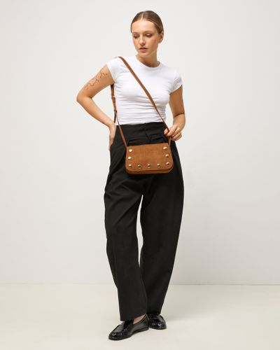 Nemu petit sac bandoulière effet daim avec grands détails métalliques - Misako - Modalova