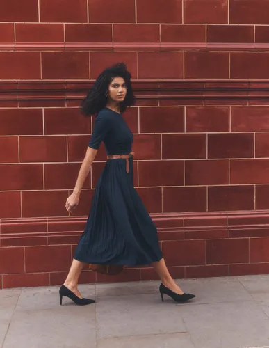 S Robe midi plissée en jersey en Taille Petite/34 - Boden - Modalova