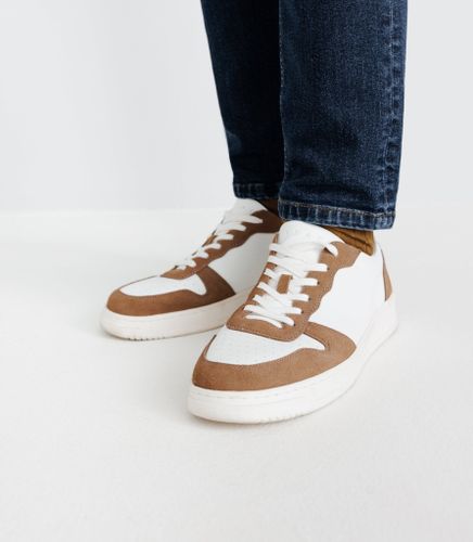 Chaussures sneakers avec logo taupe - IZAC - Modalova