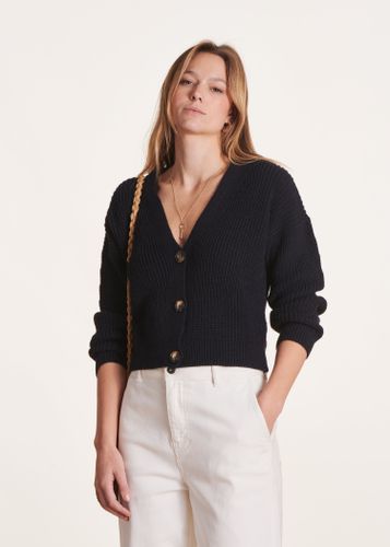 Gilet bleu court en maille côtes perlées - La Fée Maraboutée - Modalova