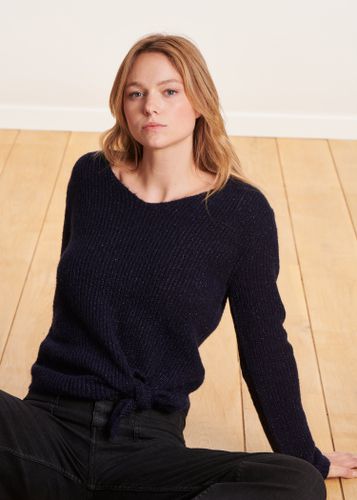 Pull bleu marine court en maille irisée avec naud - La Fée Maraboutée - Modalova