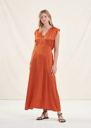 Robe longue fluide cintrée cognac en satin - La Fée Maraboutée - Modalova