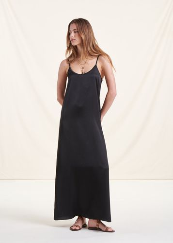 Robe longue fluide noire en satin à bretelles - La Fée Maraboutée - Modalova