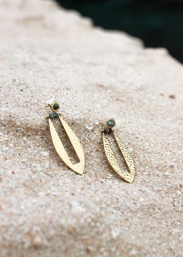 Boucles d'oreilles pendantes martelées avec perles vertes - La Fée Maraboutée - Modalova