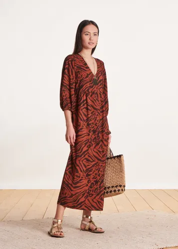 Robe longue ample marron à imprimé animalier - La Fée Maraboutée - Modalova