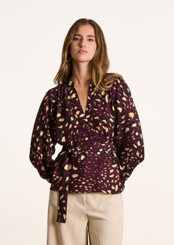 Top bordeaux ceinturé à imprimé léopard manches longues - La Fée Maraboutée - Modalova