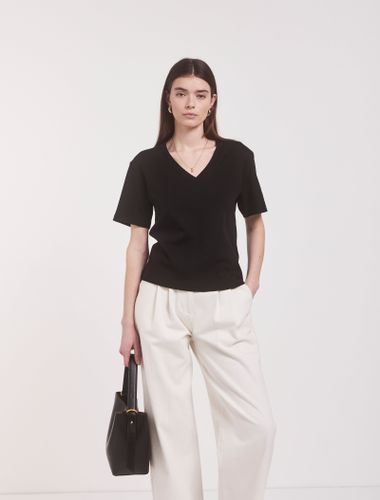 Signature V Neck T-shirt in - Organic Cotton - Ninety Percent - Modalova