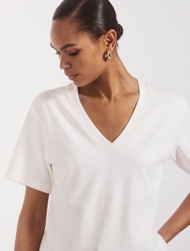 Signature V Neck T-shirt in Off - Organic Cotton - Ninety Percent - Modalova