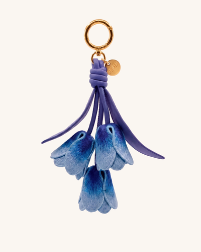 Bijou de sac tulipe brodé en 3D - Bleu dégradé foncé - JW PEI - Modalova