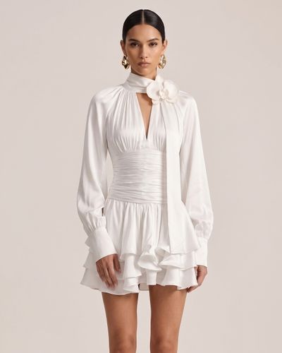 Robe courte à manches longues avec ornements en forme d'orchidée et ouverture goutte d'eau - Crème - JW PEI - Modalova