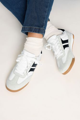 Baskets À Lacets Blanches Avec Bandes Latérales, Coupe Large Esize 38EEE - Yours - Modalova