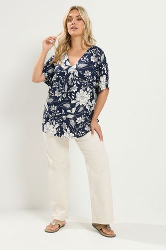 Top Bleu Marine À Imprimé Floral Plissé Sur Le Devant Size 54-56 - Yours - Modalova