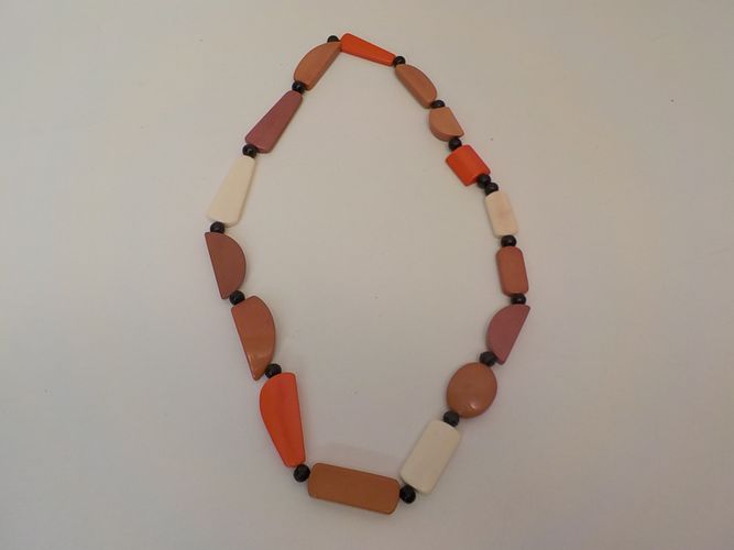 Collier fantaisie formes plastiques orange marron beige - Label Emmaüs - Modalova