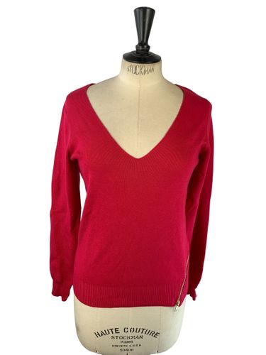 Riu Paris — Pull col V en maille fine avec zip latéral doré — framboise — Neuf d'invendu Riu — Taille S (estimé) - Label Emmaus - Modalova