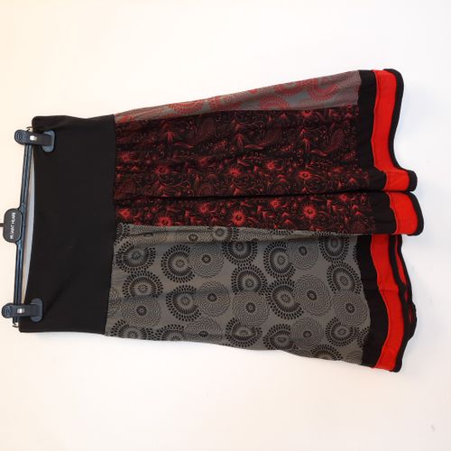 JUPE fantaisie à panneaux imprimés noir, gris, rouge. Taille M/L - Label Emmaus - Modalova