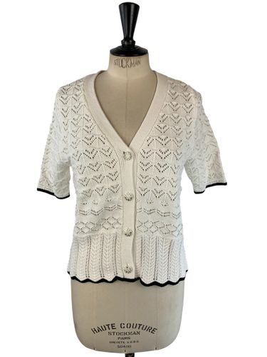 Riu Paris - Gilet col V maille ajourée & boutons bijoux strass - cassé & liséré noir - Neuf d'invendu Riu - Taille S - Label Emmaus - Modalova