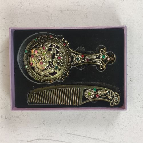 Coffret de coiffeuse de style Vintage comprenant un miroir de poche rond et un peigne à cheveux assorti. Marque Ying-Han - Label Emmaus - Modalova