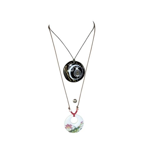 Colliers Pendentifs ronds ethniques en céramique à motif floral gravé - Label Emmaus - Modalova